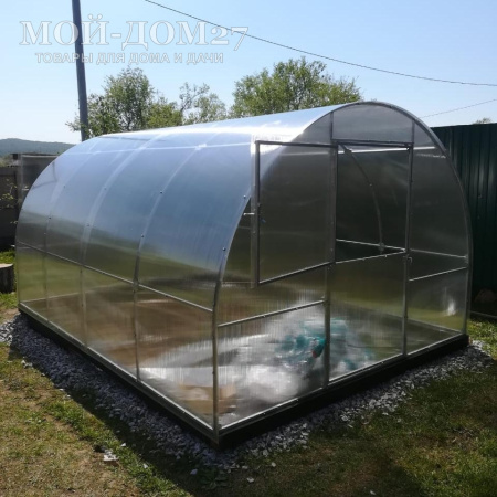 Теплица Сибирская Усиленная 4 метра с поликарбонатом | Мой-Дом27 | Каркас изготовлен из оцинкованной замкнутой трубы 20*20 мм.<br>
 Ширина - 3&nbsp;метра. Высота - 2,1 метра. Длина 4&nbsp;метра.&nbsp;<br>
 Выдерживаемая снеговая нагрузка - 100 кг/м2. Выдерживаемая ветровая нагрузка - до 15 м/с.<br>
 Расстояние между дугами 1 метр.&nbsp;<b>Толщина металла дуг 1,2 мм</b>.&nbsp;Ширина двери 0,96 метра.<br>